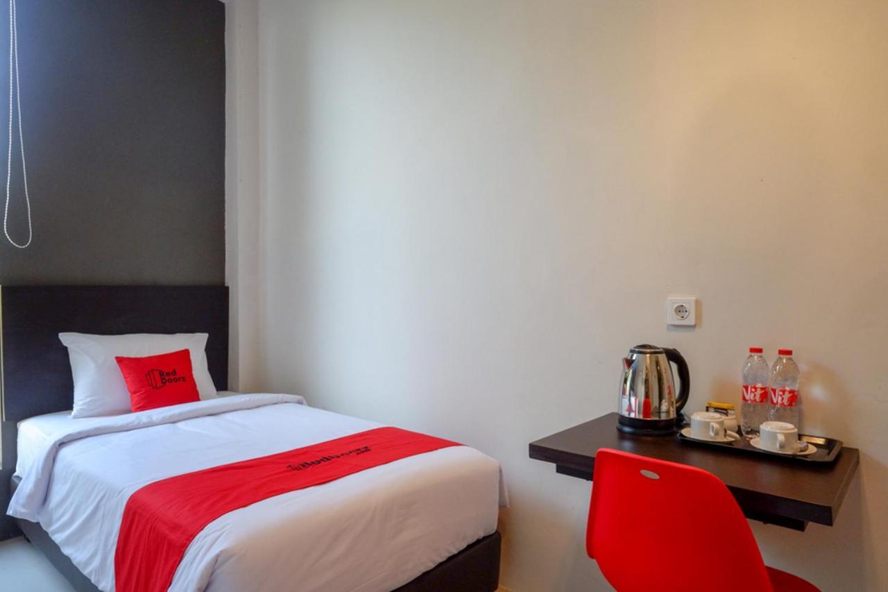 Reddoorz Plus Near Solo Baru Surakarta (Solo) Exterior foto